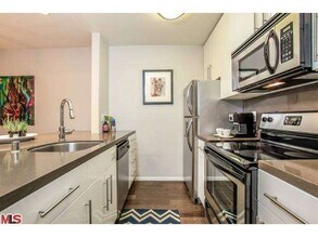 141 S Clark Dr, Unit 424 in West Hollywood, CA - Building Photo - Building Photo