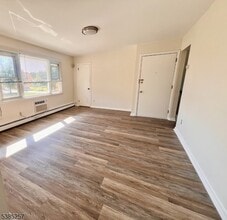 122 E Main St in Little Falls, NJ - Building Photo - Building Photo
