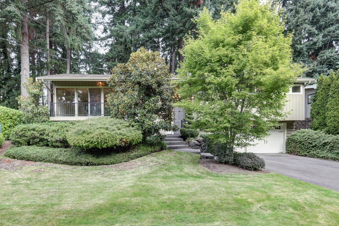 11004 SE 26th St in Bellevue, WA - Building Photo