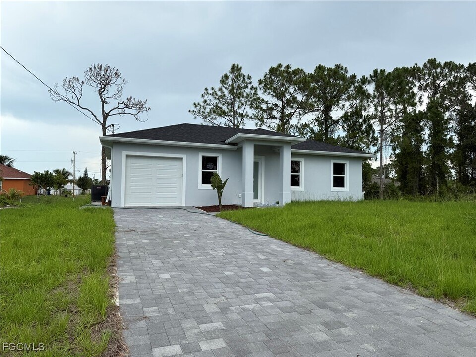 1037 Macy St E in Lehigh Acres, FL - Building Photo