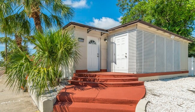 2402 W Cypress St, Unit Main House in Tampa, FL - Foto de edificio - Building Photo