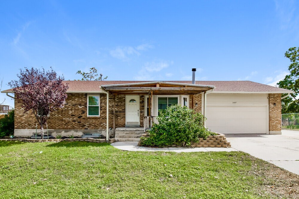 8487 McKenzie Ln in West Jordan, UT - Building Photo