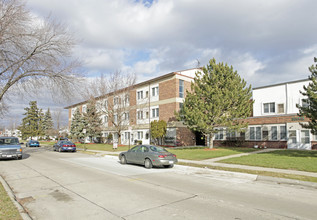 Grant Manor Senior Apartments in Eastpointe, MI - Foto de edificio - Building Photo