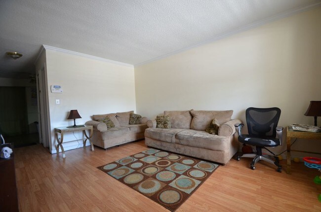 6247 Lucille Dr in North Charleston, SC - Foto de edificio - Building Photo