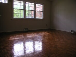 29 Knapp Ave, Unit FIRST FLOOR in Edison, NJ - Foto de edificio - Building Photo