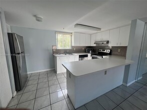 511 NW 82nd Ave in Miami, FL - Building Photo - Building Photo