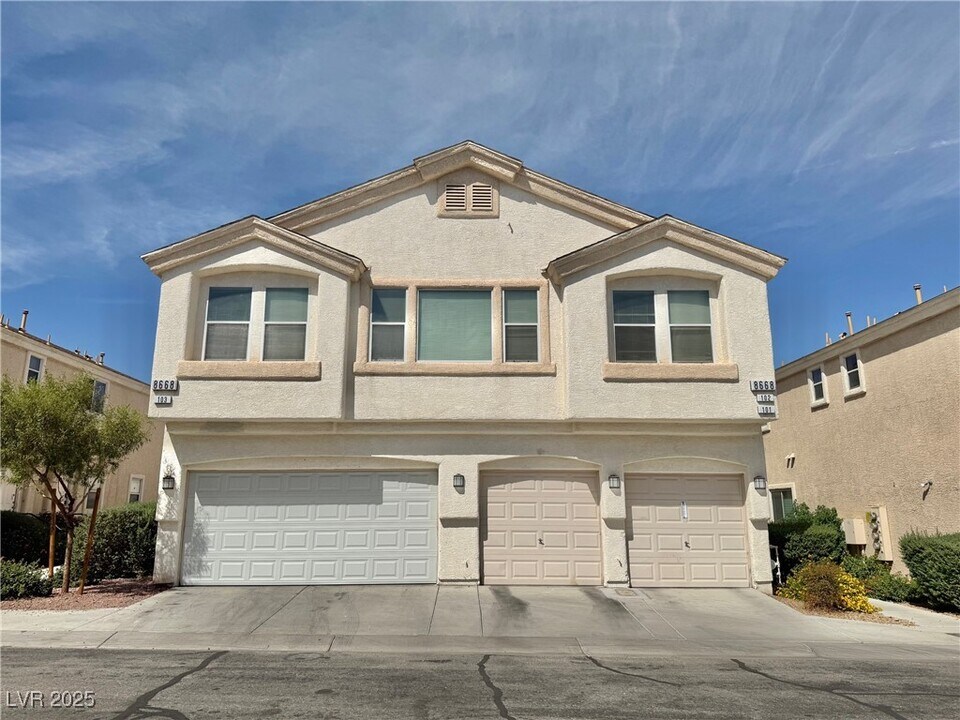8668 Tomnitz Ave in Las Vegas, NV - Building Photo