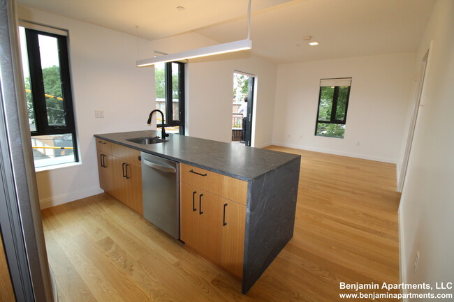 83 Gardner St, Unit 203 in Boston, MA - Foto de edificio - Building Photo