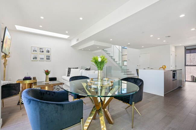 823 N Fuller Ave, Unit E in Los Angeles, CA - Foto de edificio - Building Photo