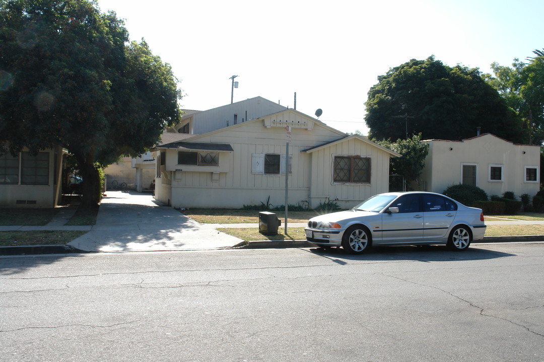 14642 Gilmore St in Van Nuys, CA - Building Photo