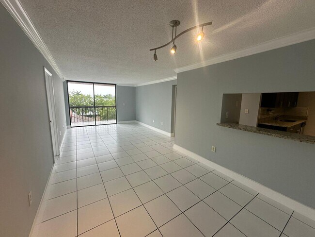 7040 SW 24th St in Miami, FL - Building Photo - Building Photo
