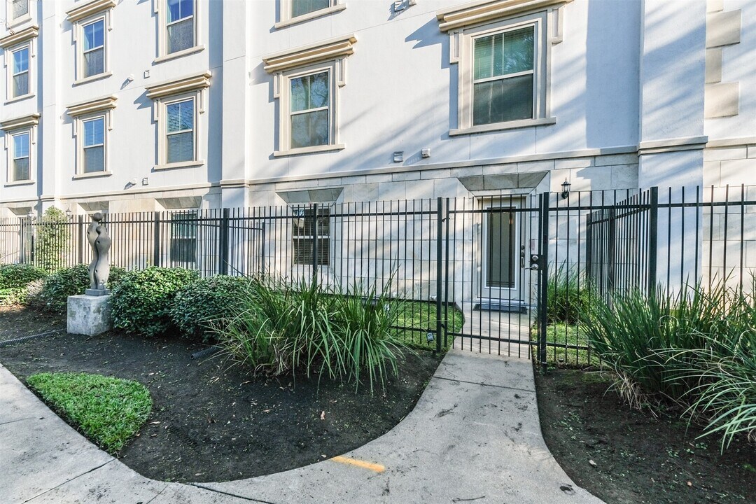 3501 Chenevert St in Houston, TX - Building Photo