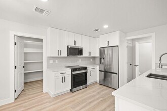 523 Las Puertas in San Antonio, TX - Building Photo - Building Photo