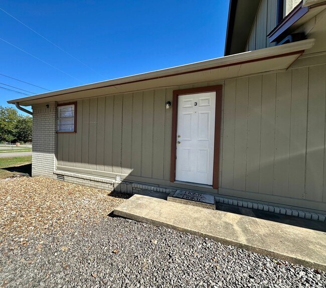 1500 S Commerce Ave in Russellville, AR - Building Photo - Building Photo