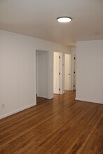 713 N Sunset Dr in Independence, MO - Foto de edificio - Building Photo
