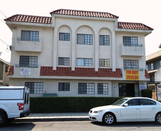 13621 Cerise Ave Apartments in Hawthorne, CA - Foto de edificio - Building Photo