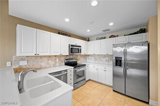 6815 Ascot Dr, Unit 102 in Naples, FL - Foto de edificio - Building Photo