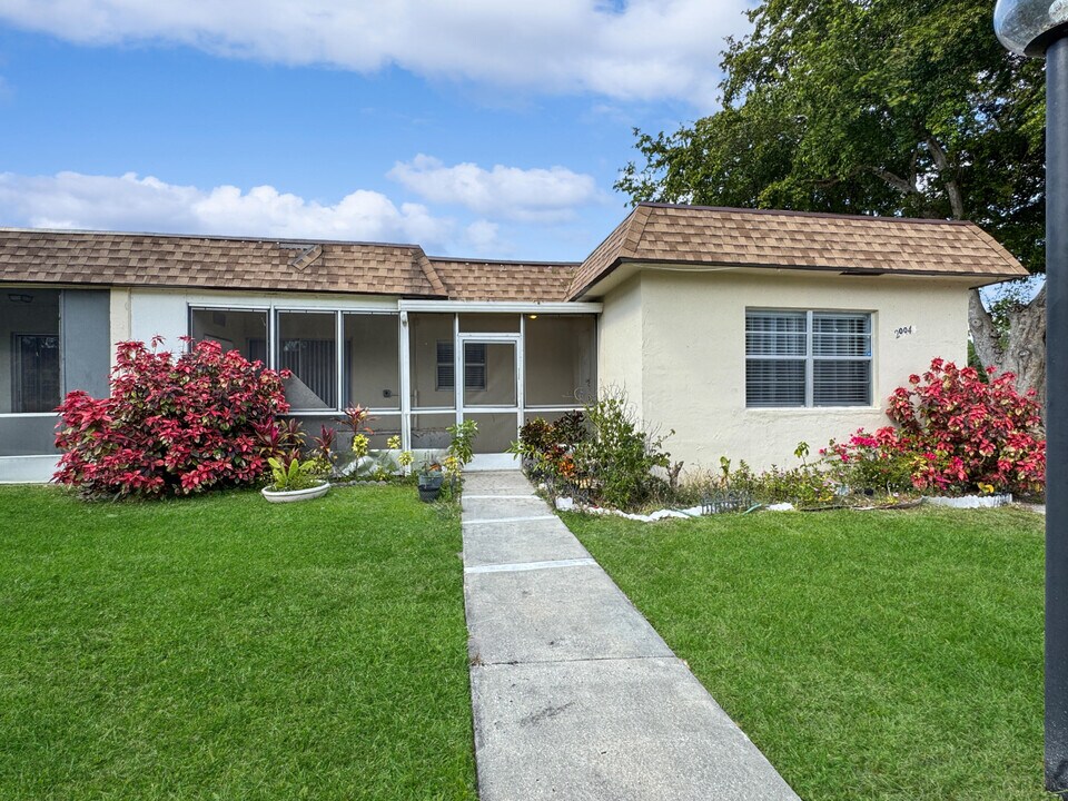 2004 SW Natura Blvd in Deerfield Beach, FL - Building Photo
