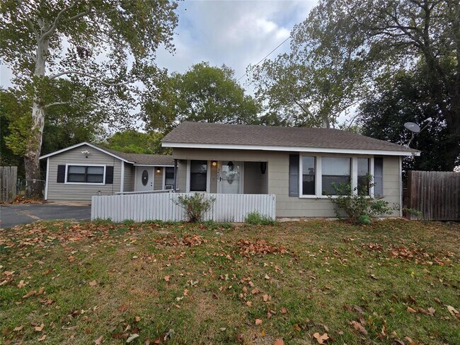 3400 State Hwy 71 in La Grange, TX - Building Photo - Building Photo