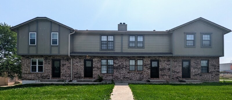 204 NE Cedar Ct in Blue Springs, MO - Building Photo
