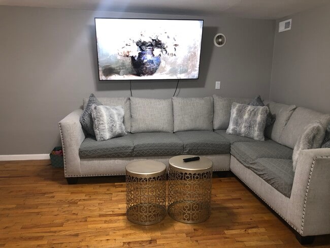 2553 W Augusta Blvd, Unit Garden apartment