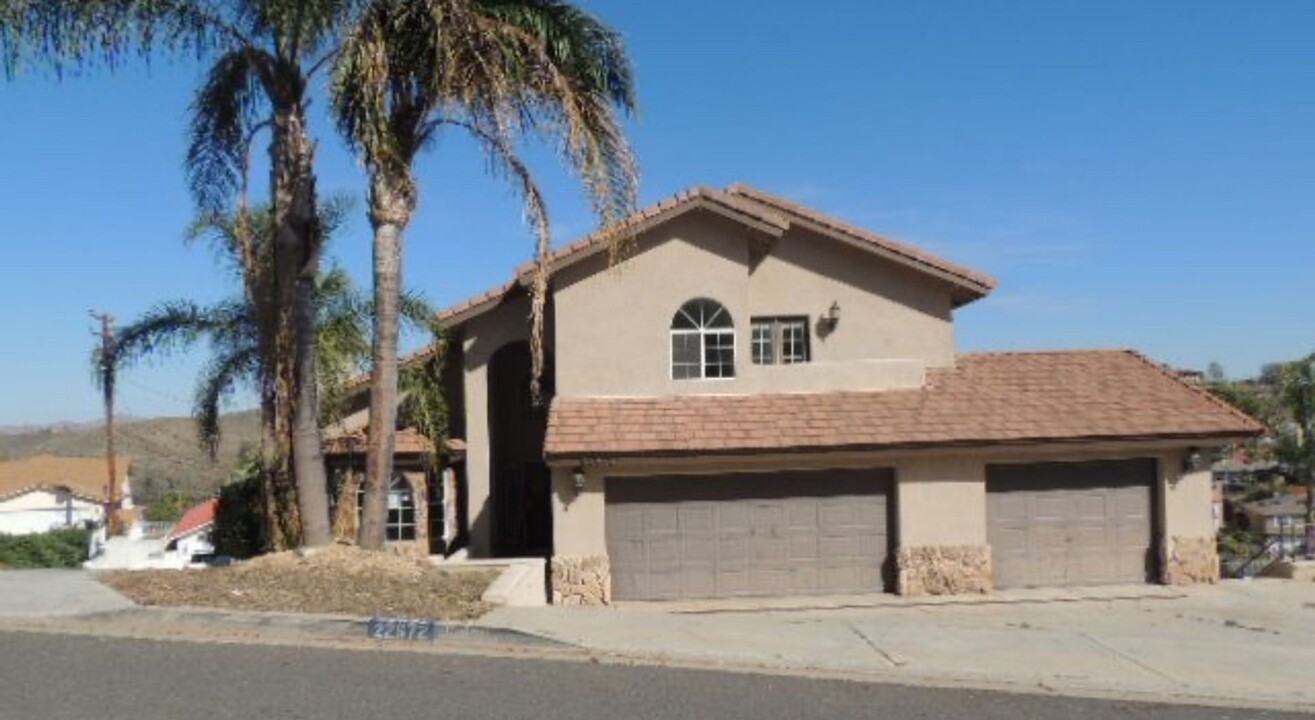 22672 Inspiration Point in Canyon Lake, CA - Foto de edificio