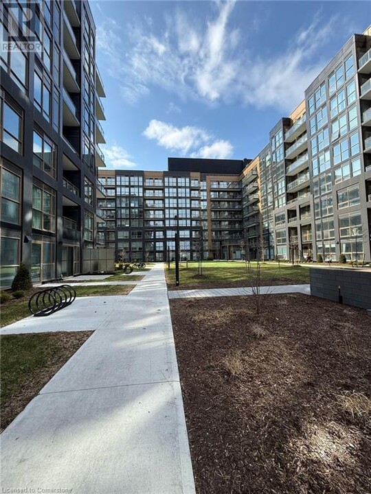 2333 Khalsa Gate in Oakville, ON - Building Photo