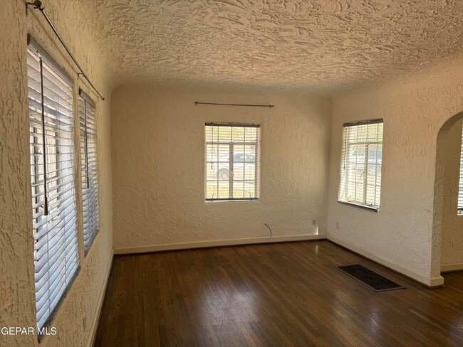 1222 Mesita Dr in El Paso, TX - Building Photo - Building Photo