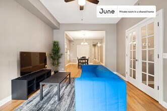 Private bedroom in 3 bed/1 bath Home in Chicago, IL - Building Photo - Building Photo