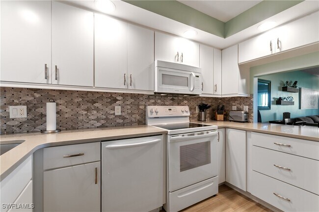 29 High Point Cir E in Naples, FL - Building Photo - Building Photo