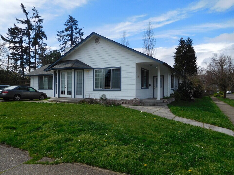 210 W 14th Ave in Eugene, OR - Building Photo