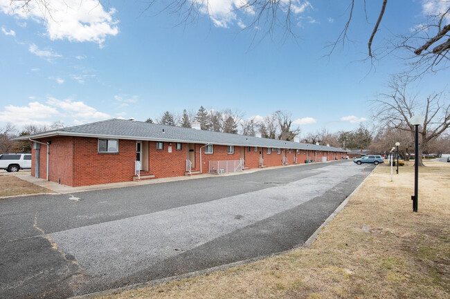 Lakebreeze Apartments in Ronkonkoma, NY - Building Photo - Building Photo