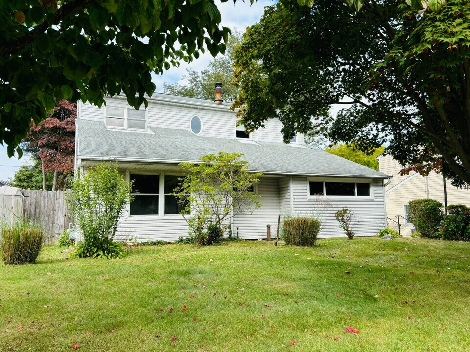 27 Bryant Rd in Glen Cove, NY - Building Photo