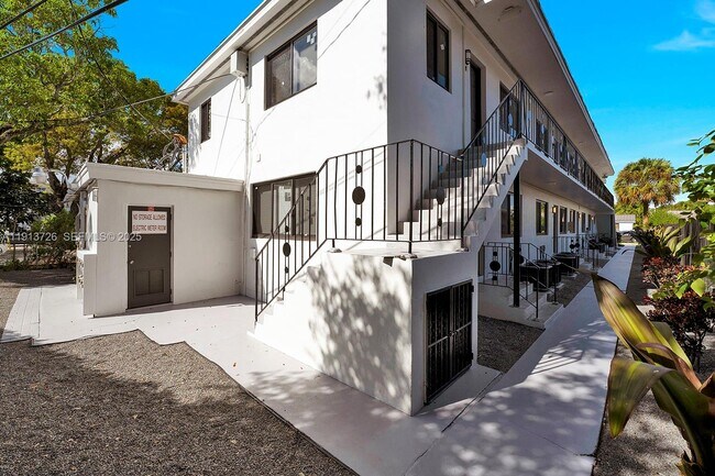 2150 SW 26th St in Miami, FL - Building Photo - Building Photo