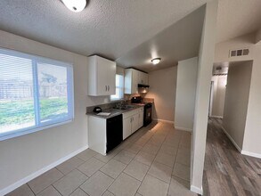 1536 Thornton St in Hanford, CA - Building Photo - Building Photo