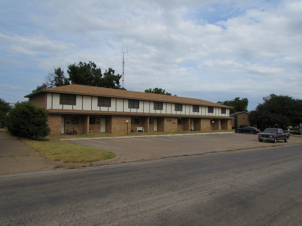 1200 Indiana St in Graham, TX - Building Photo