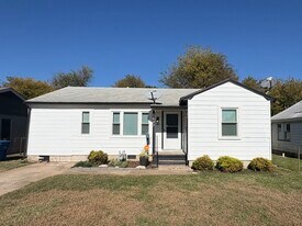 627 E Young Pl in Tulsa, OK - Building Photo