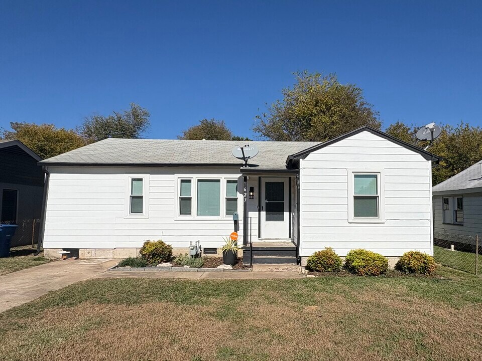 627 E Young Pl in Tulsa, OK - Building Photo