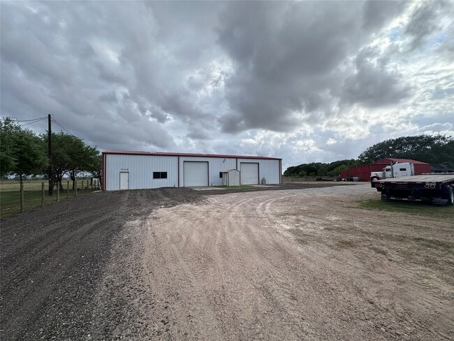 1204 Co Rd 408 in El Campo, TX - Building Photo - Building Photo