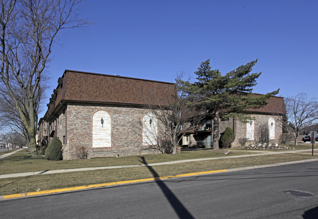 7604 W Lawrence Ave in Harwood Heights, IL - Foto de edificio - Building Photo