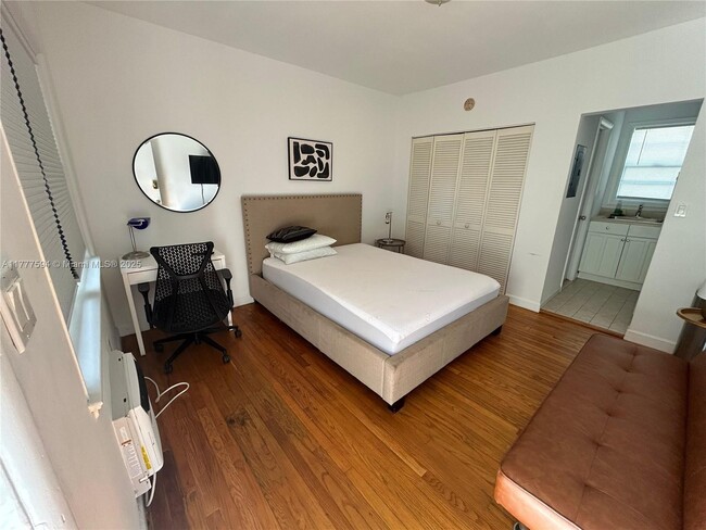 300 Sunset Dr in Fort Lauderdale, FL - Building Photo - Building Photo