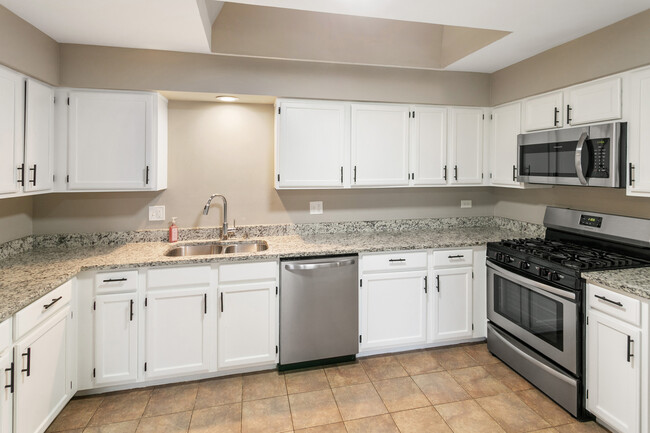 1569 Galway Dr in Aurora, IL - Building Photo - Building Photo