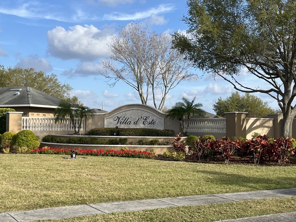 3822 Milflores Dr in Ruskin, FL - Building Photo