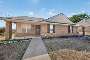 207 W Owens St in Weatherford, TX - Building Photo