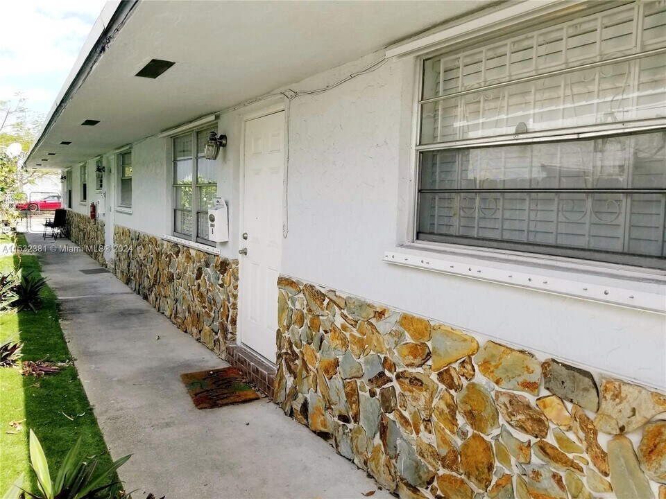1906-1908 Taylor St, Unit 1908B in Hollywood, FL - Building Photo