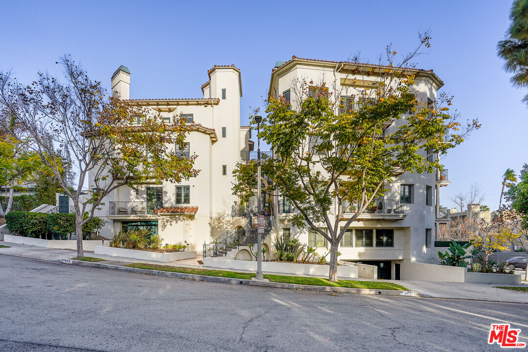 558 Hillgreen Dr in Beverly Hills, CA - Building Photo