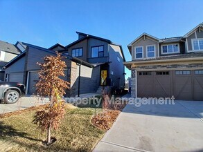 807 Rowan Cl SW in Edmonton, AB - Building Photo - Building Photo