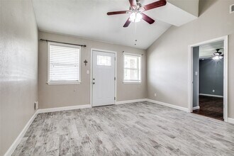 908 Redberry Hill St in Baytown, TX - Foto de edificio - Building Photo