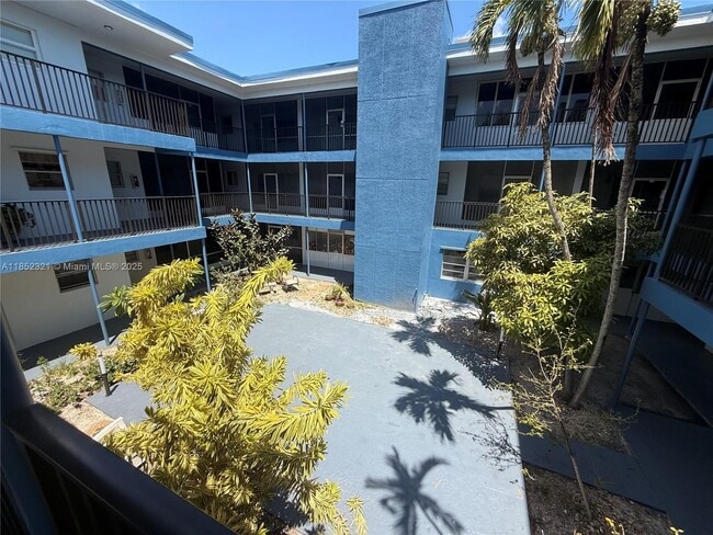 1943 Monroe St in Hollywood, FL - Building Photo - Building Photo