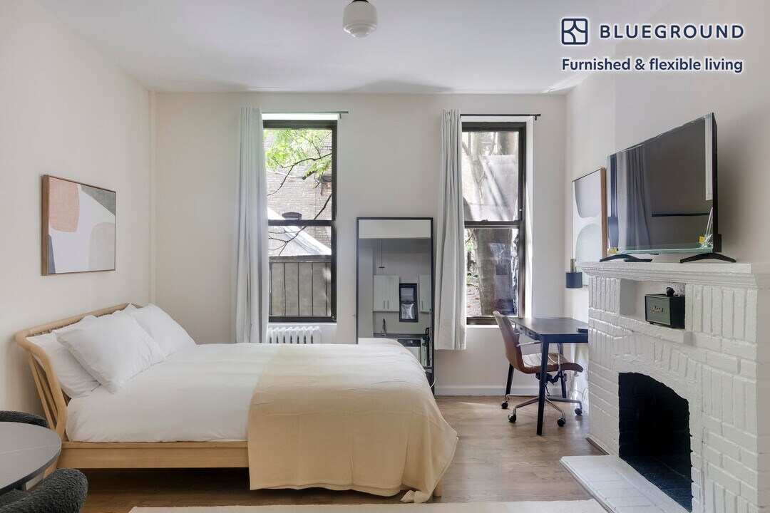 26 Jane St in New York, NY - Building Photo